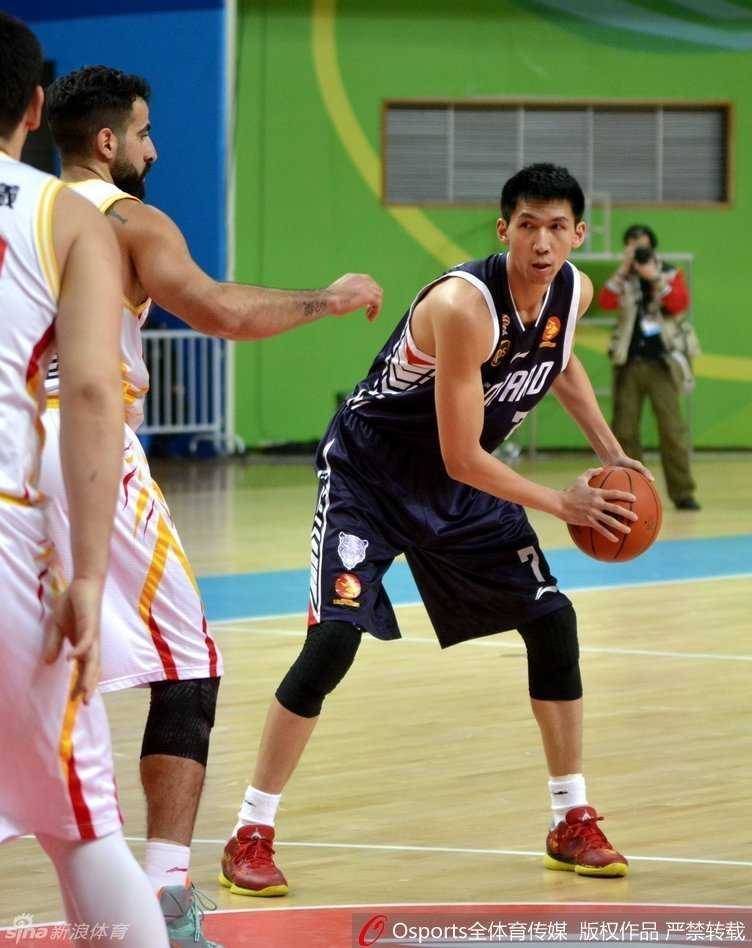 张兆旭在禁区卡位成功，利用身高优势强行起跳投篮，对手只能望球兴叹，感叹这堵高墙的压迫感。