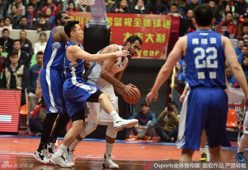 哈达迪在三分线外做出投篮假动作，防守球员被骗起，失去防守位置，哈达迪则趁机运球突破，准备杀入内线。