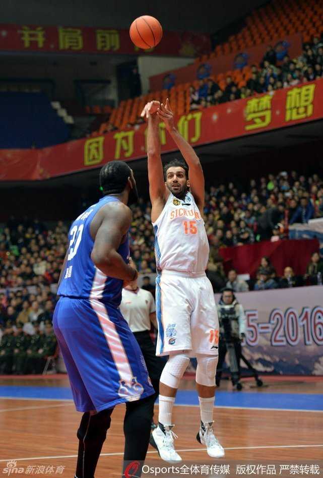 面对多人围堵，邹雨宸依然奋力将球补进篮筐，展现了中国新生代内线的强硬与不屈，八一队的年轻核心正在崛起。