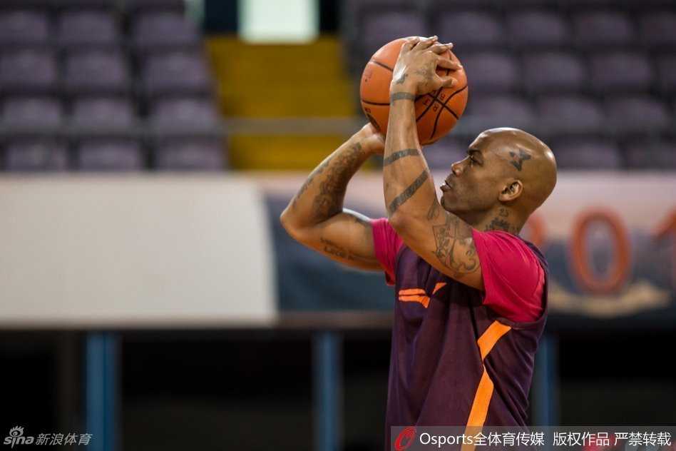 大外援莫里斯在投篮训练中搞怪不断，这记投篮动作极其夸张变形，惹得场边围观的队友们忍俊不禁，活脱脱一个来串场的喜剧演员。
