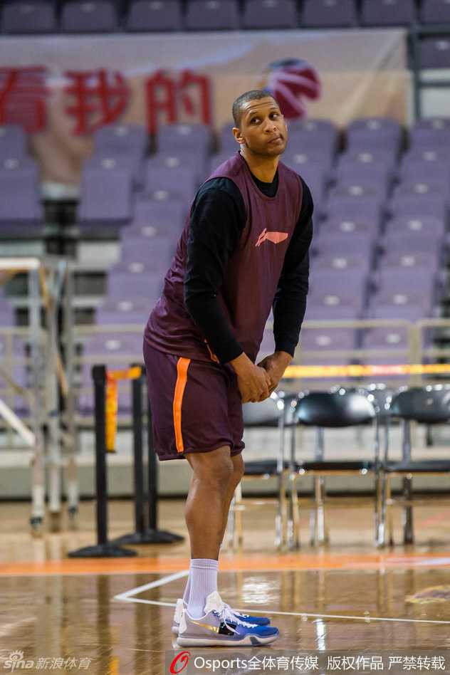 锋线悍将翟晓川在训练间隙放松拉伸，轻松的表情下藏着一颗随时准备起飞暴扣的心，这位国手的身体素质令人羡慕。