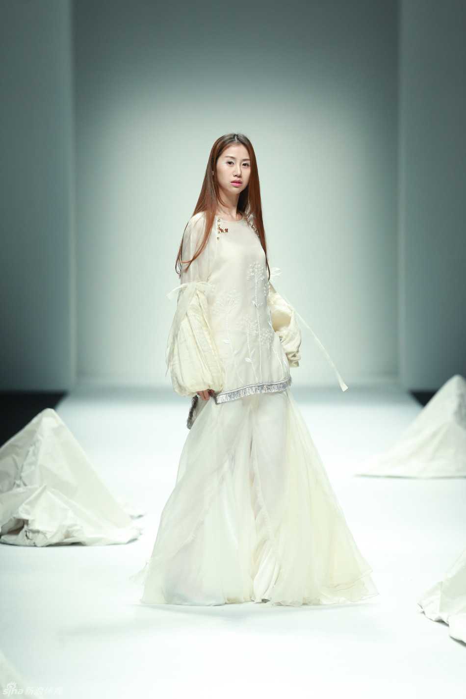 在户外写真拍摄中，陈露的一双修长美腿格外引人注目，她身着一袭黑色长裙，身姿挺拔，完美展现出180cm身高的优越比例