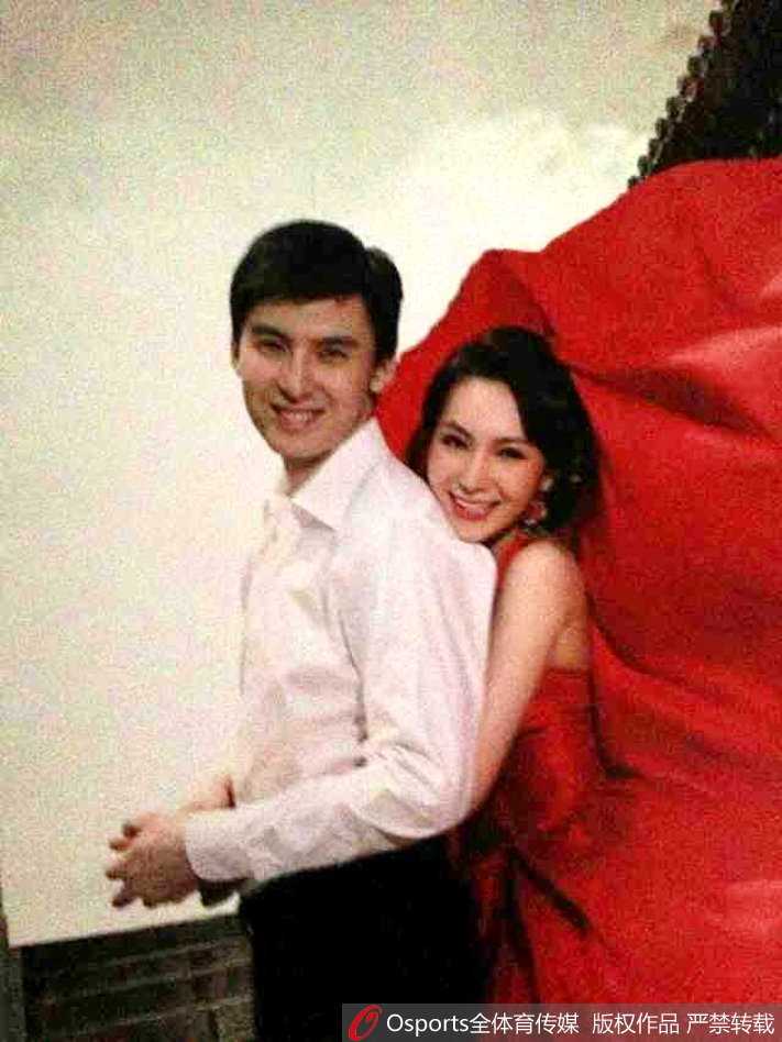 美丽热以一头干练短发亮相看台，深邃的眼眸里满是对丈夫西热力江在场上拼搏的关切，精致的五官像极了好莱坞明星