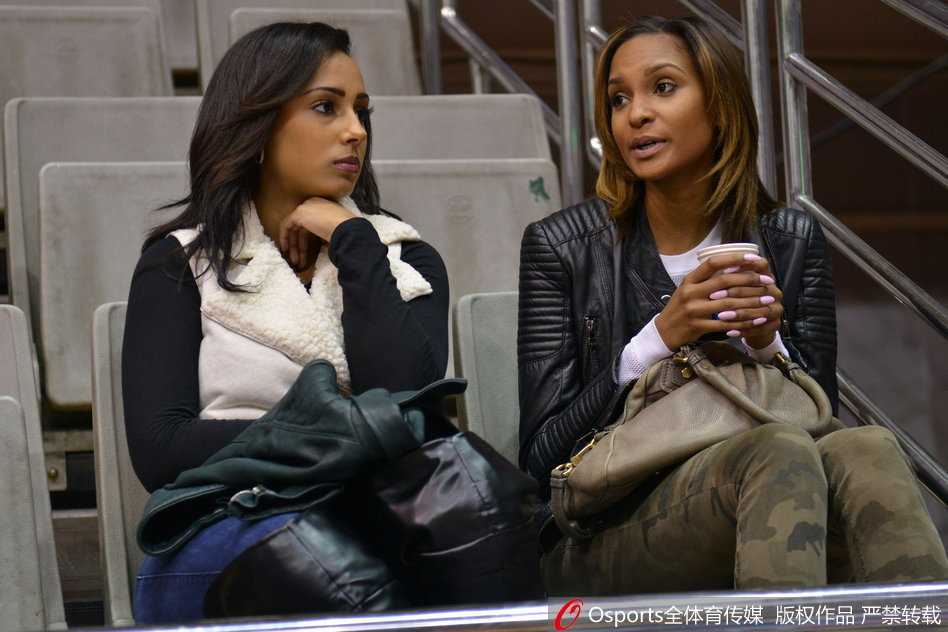 孙悦的妻子陈露身着一袭优雅长裙，在五棵松的包厢看台上浅浅微笑，聚光灯下的她宛如一颗璀璨的明珠