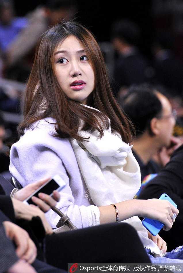 苏伟的妻子穿着简单的白色短袖，扎着丸子头，露出修长的天鹅颈，温婉的笑容里透着山东姑娘的大气与娴静