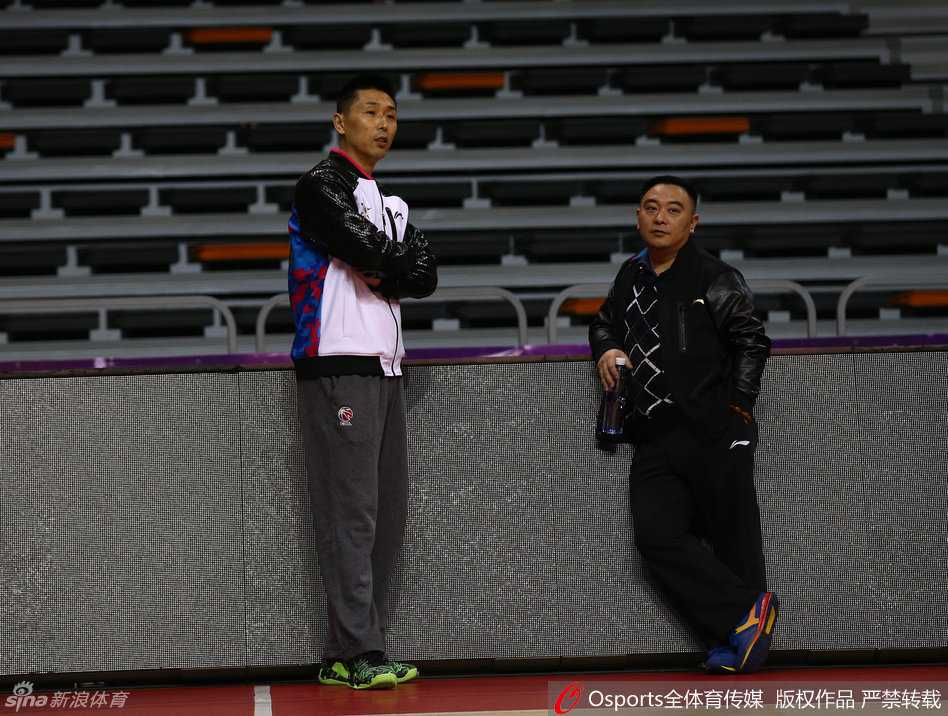 天津队的李荣培在热身中全力加速突破，他压低重心运球犀利，瞬间过掉防守标志物，展现出后卫线上的灵动与速度