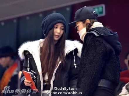 心情大好的丁彦雨航与闺蜜们一同出游，在镜头前开心自拍，比出胜利的手势