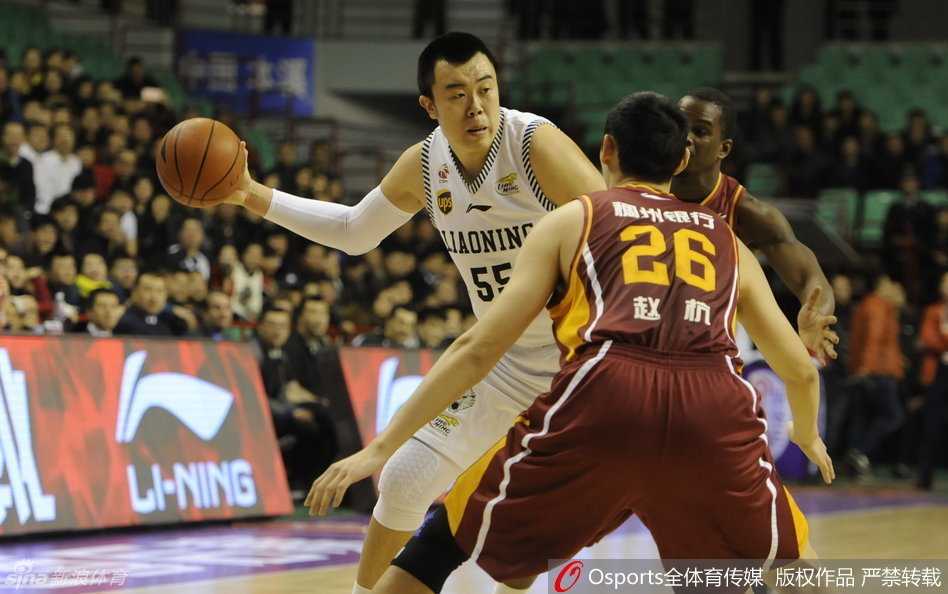 韩德君在内线遭遇多人合围，他利用强壮的身体卡住位置，机警地将球分给外线空位的队友。