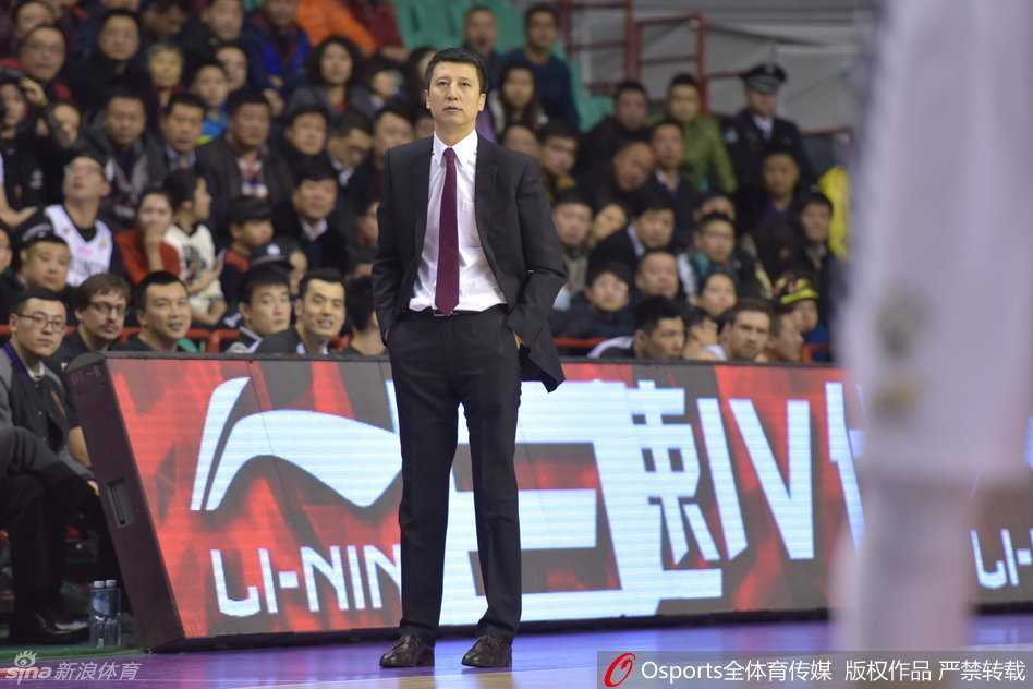 郭士强指导在场边全神贯注，双手拢成喇叭状，向场内弟子大声传达战术。