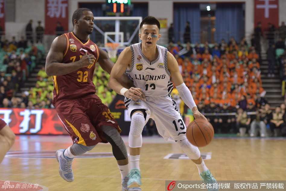 郭艾伦如闪电般杀入禁区，面对防守毫不畏惧，腾空上篮姿态决绝。