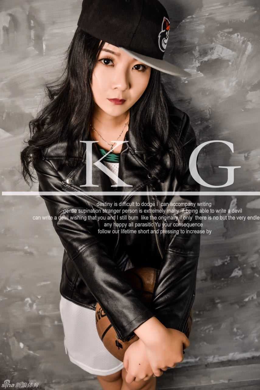 身着凯尔特人5号球衣的女球迷站在看台前，双手交叉胸前，眼神坚定地望向前方，身后的绿色看台映衬出她心中不灭的绿色队魂。