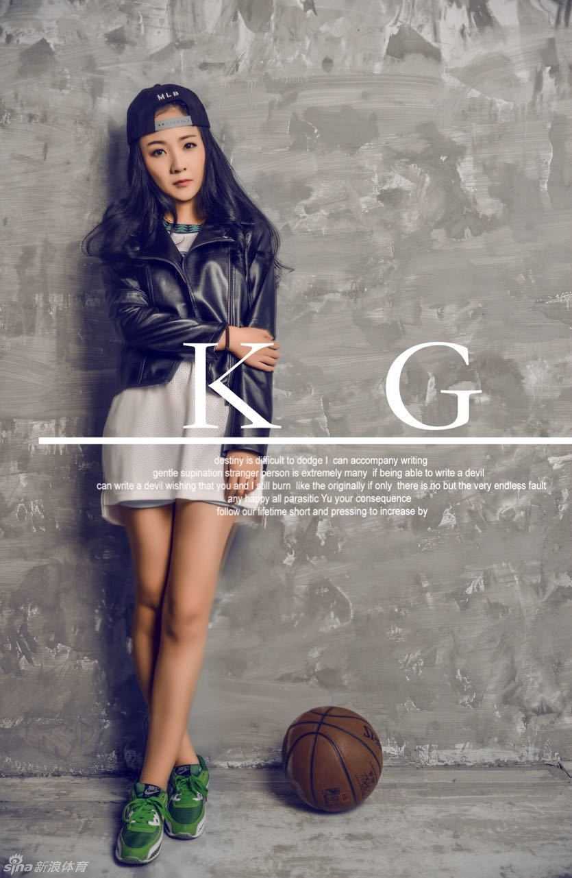 一位神情坚定的女球迷，在街头压低帽檐，眼神透过缝隙流露出犀利光芒，仿佛重演了狼王在赛场上的经典回眸瞬间。