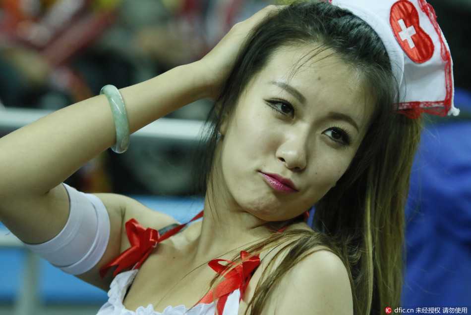 两位护士在奥运医疗站内认真核对信息，她们的表情专注而专业