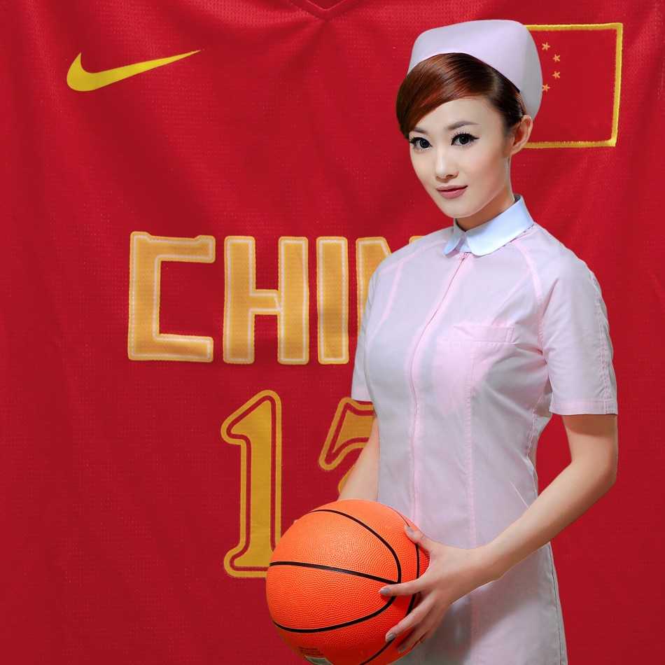 几名护士在比赛结束后，依然在整理急救物品，夕阳的余晖洒在他们身上，显得格外温柔