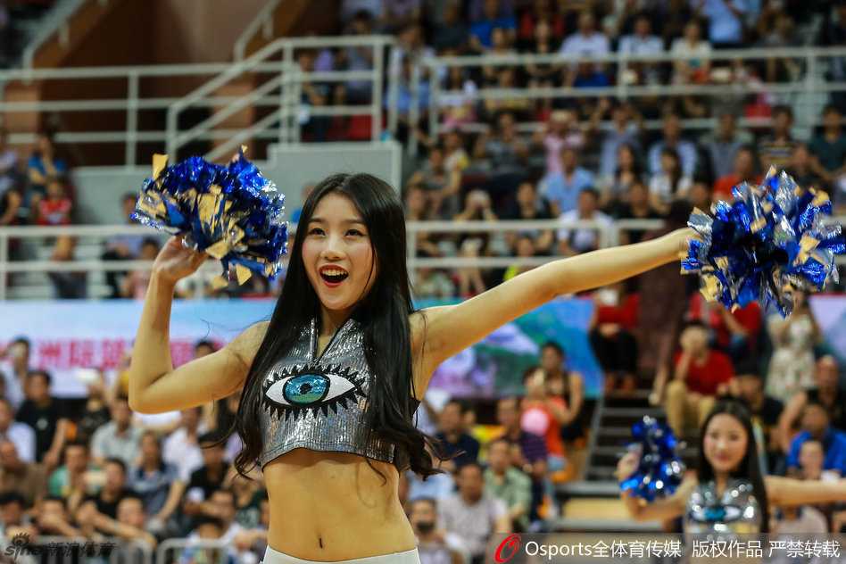 篮球宝贝们散开队形进行个人展示，每位姑娘都绽放着自信且迷人的笑容，尽显当代女性的傲人风采