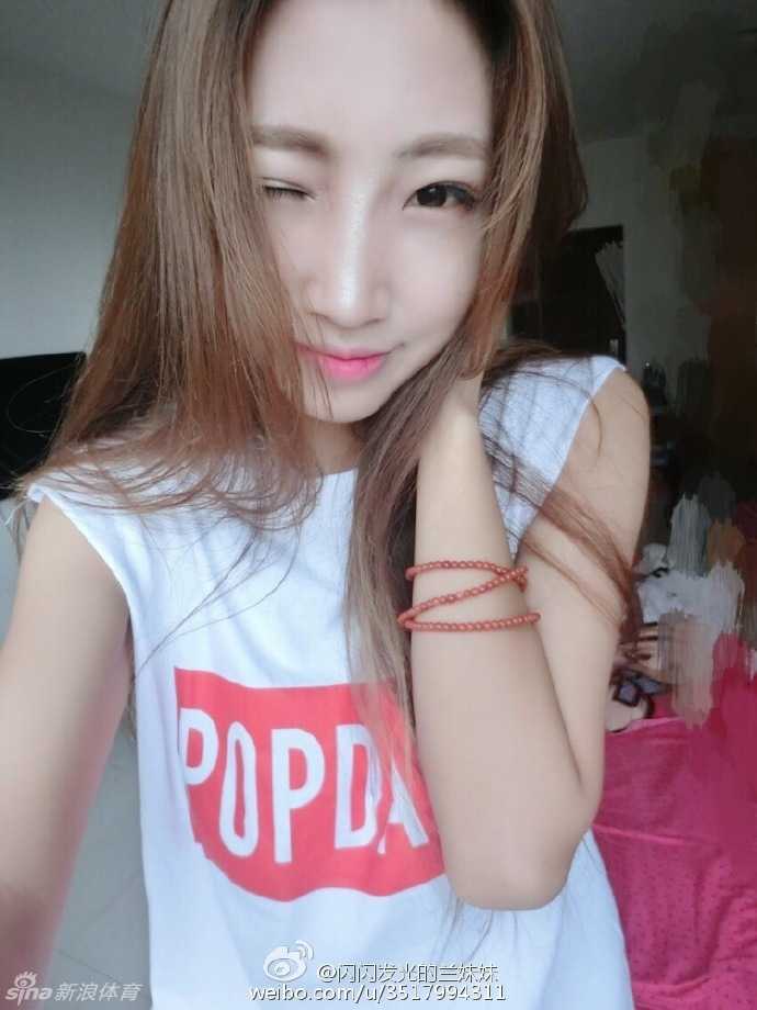 休赛期间，几名吉林篮球宝贝穿着便装来到球场边，她们席地而坐，安静地看着远方正在训练的年轻球员，眼神中充满了对这片场地的眷恋。