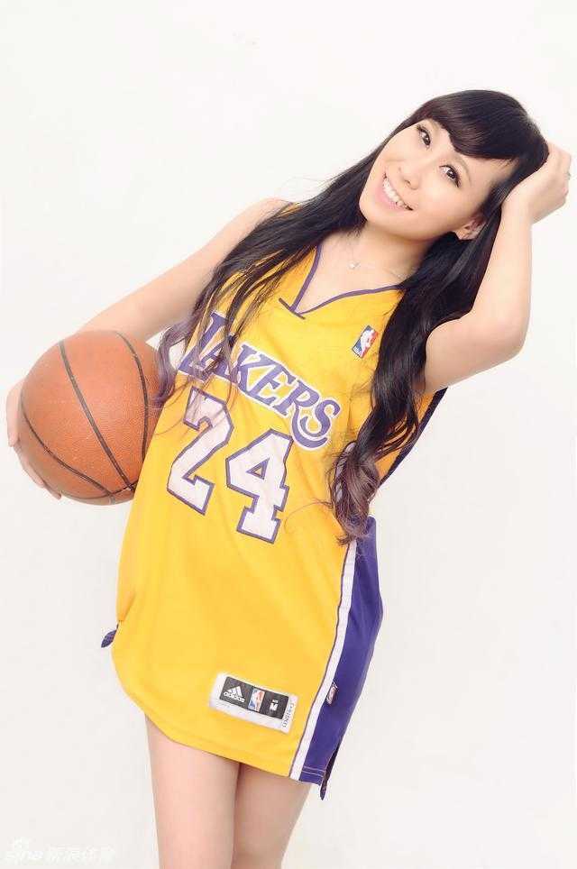 篮狐shadow副队长在训练后露出甜美笑容，精致的五官和优雅的芭蕾舞者气质让人眼前一亮。