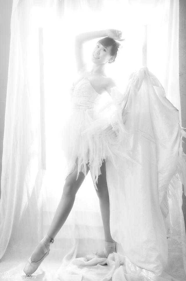 副队长在更衣室对着镜子练习表情管理，甜美的微笑是她们传递给球迷的无声语言。