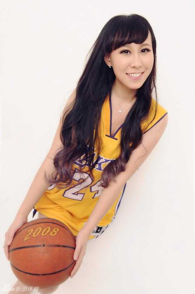 训练间隙，副队长细心整理服装，她们对服装进行二次缝制加固，以确保赛场上不会出现意外。