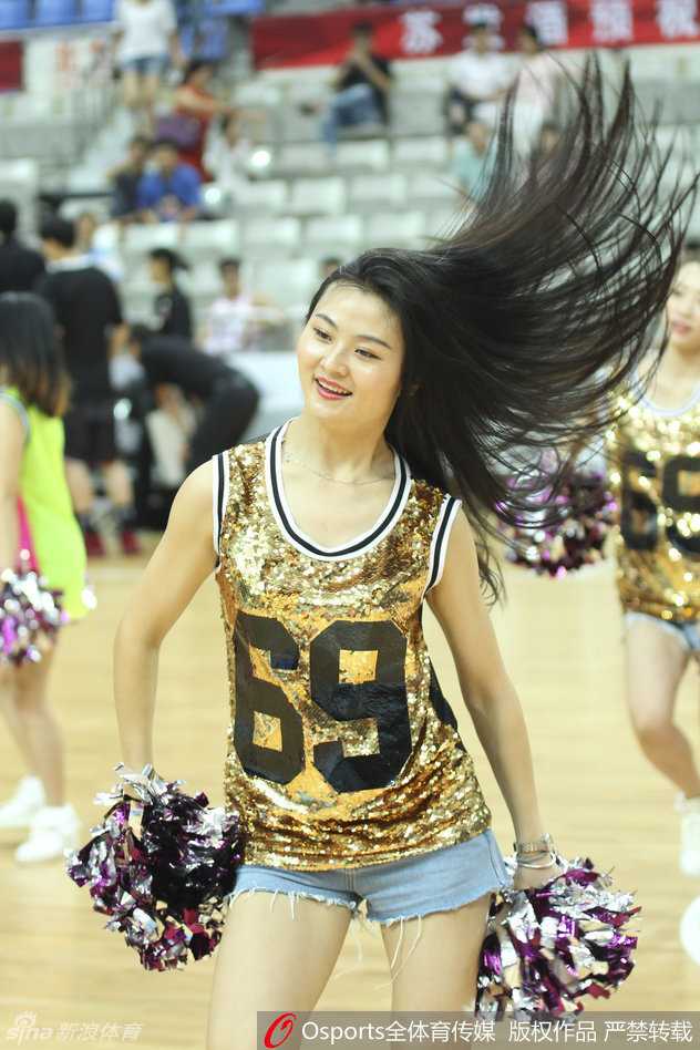 她们时而聚拢成圈，象征着团队的凝聚力；时而瞬间散开，如同绽放的花朵，用极富感染力的舞步调动着全场观众的情绪。