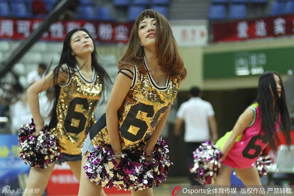 镜头拉近，一位领舞的宝贝眼神明亮而专注，她舒展的手臂线条优美，每一次转身都充满了力量与韵律感，在球场地板的映衬下格外夺目。