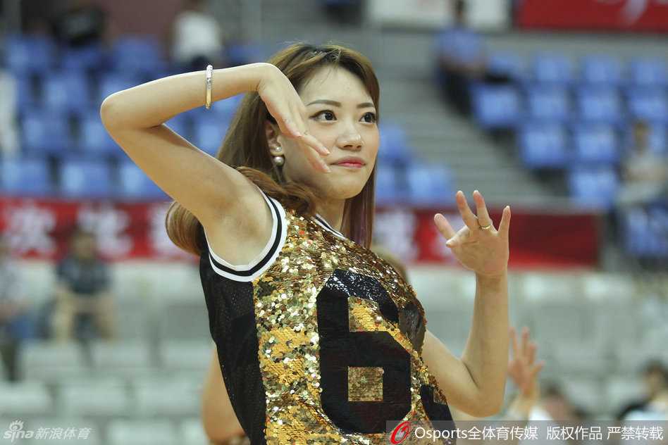 即使在表演的间隙，宝贝们也不忘与看台上的球迷互动，她们挥手致意，用甜美的微笑回应着小朋友们的热情呼喊，让冰冷的体育馆充满了人情味。
