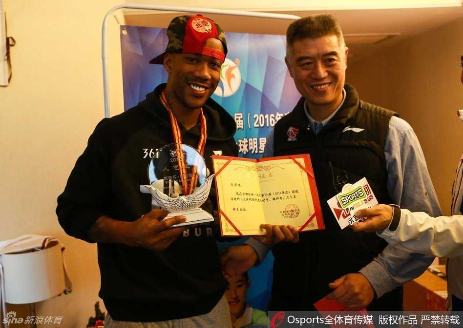 客厅里，马布里双手捧着“京都球侠人气王”的奖杯，对着镜头笑得像个孩子，那份纯粹的喜悦感染着在场的每一个人。