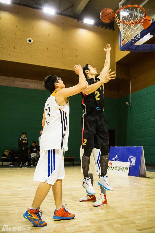 面对严密防守，蒋劲夫空中转体360度躲开封盖，在身体完全失衡前用一记柔和的反手上篮将球打进，其身体协调性令人叹为观止。