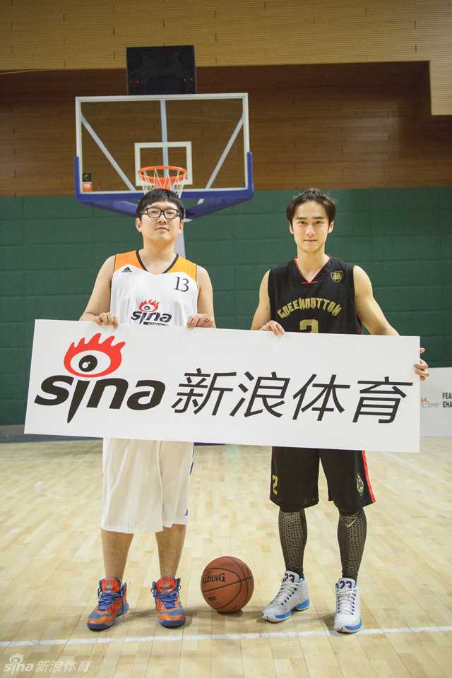 蒋劲夫运球突破时身形如电，由于速率太快，镜头甚至捕捉到了他身后留下的道道残影，防守球员只能望尘莫及，仿佛置身于武侠世界。