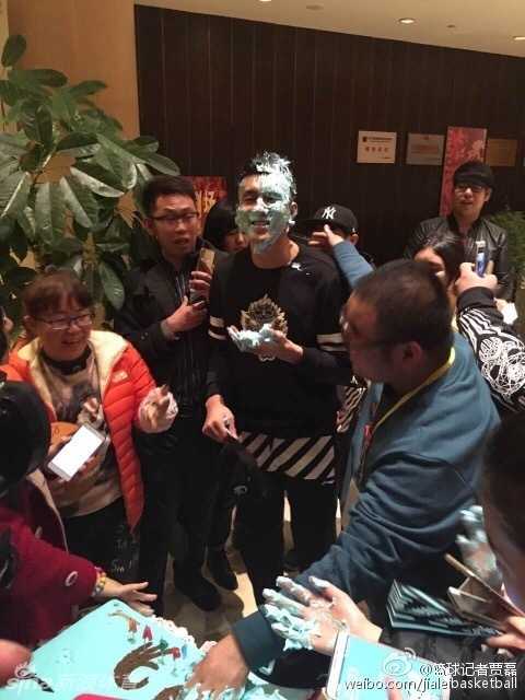郭艾伦在队友和球迷的包围下，用纸巾擦拭脸上的奶油，嘴角却抑制不住地上扬，感受着别样的生日祝福