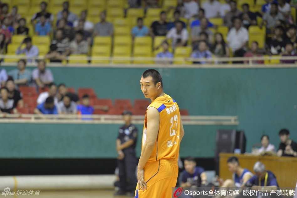 薛玉洋在快攻中接球后高高跃起，身体在空中完全舒展，完成了一记标准的大风车灌篮，仿佛梦回巅峰。