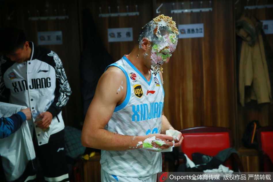 新疆男篮的更衣室里充满了快活的空气，队友们早已暗中观察，准备为今晚的寿星西热力江送上一份特别的“甜蜜大礼”。