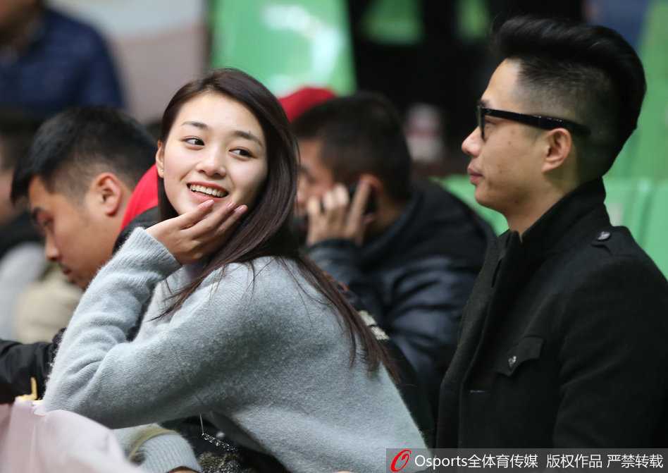 比赛结束后，这位四川女球迷依然沉浸在兴奋之中，她眼含笑意，双颊微红，仿佛仍在回味着刚才那些精彩的攻防瞬间，眼神中充满了对球队未来的无限期待。