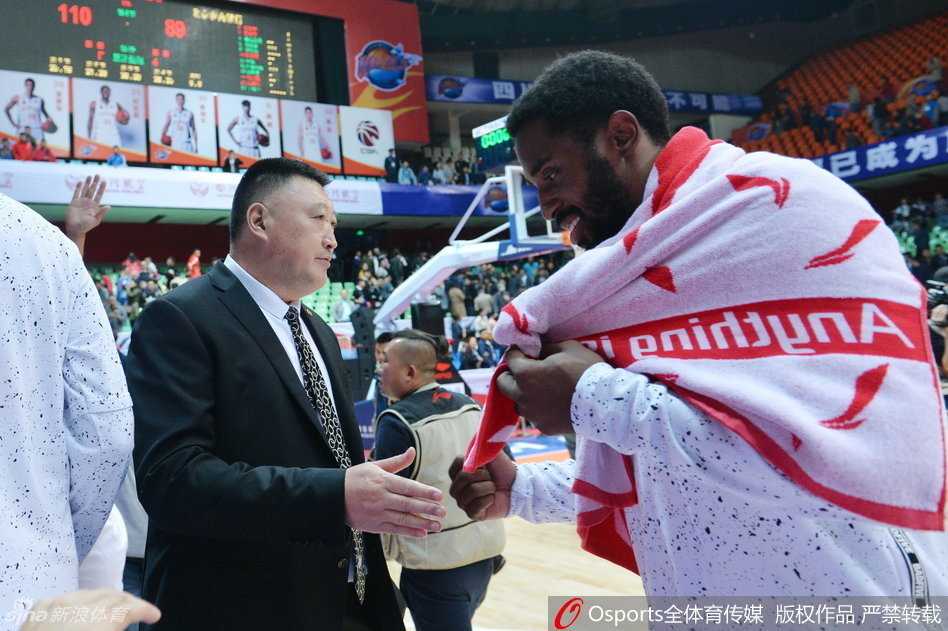 功勋主帅杨学增与砍下高分的外援哈里斯相拥而庆，胜利的喜悦溢于言表，这是属于团队的荣耀时刻。