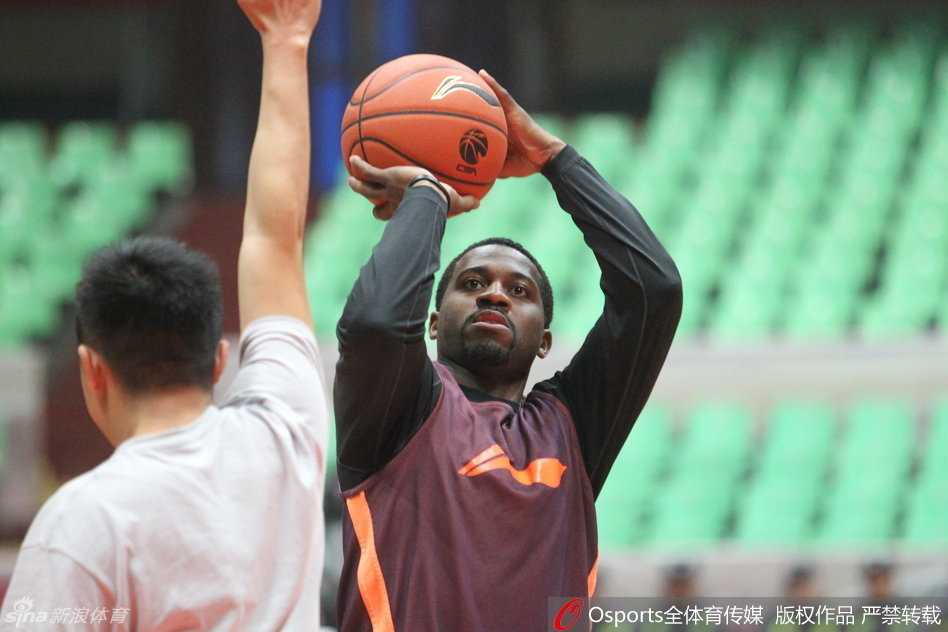 邓特蒙在空荡的训练馆中运球后高高跃起，篮球在空中划出优美的弧线，眉宇间透着一股誓要在主场找回手感的坚定。