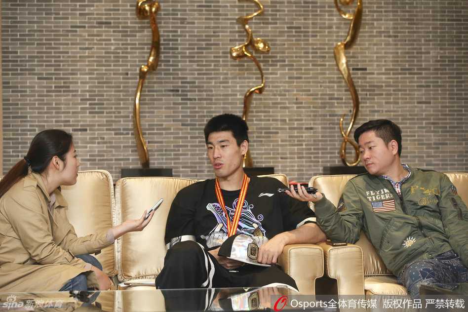 老将孟达低着头，目光专注地凝视着手中的金牌，嘴角不自觉地上扬，那一刻，多年的坚持与漂泊后的圆满都凝固在这枚小小的奖牌上。