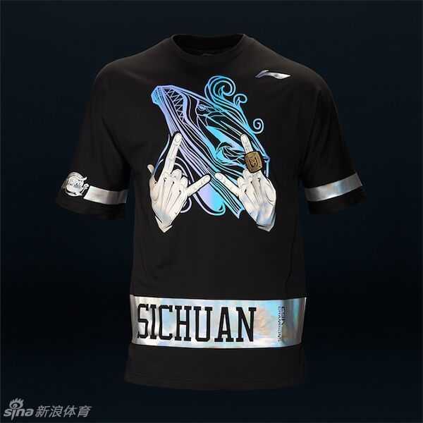 终场哨响瞬间，四川队球员们冲进场内激情拥抱，哈达迪仰天长啸，哈里斯与队友撞胸怒吼，整个赛场被金色的喜悦和飞舞的彩纸彻底淹没。