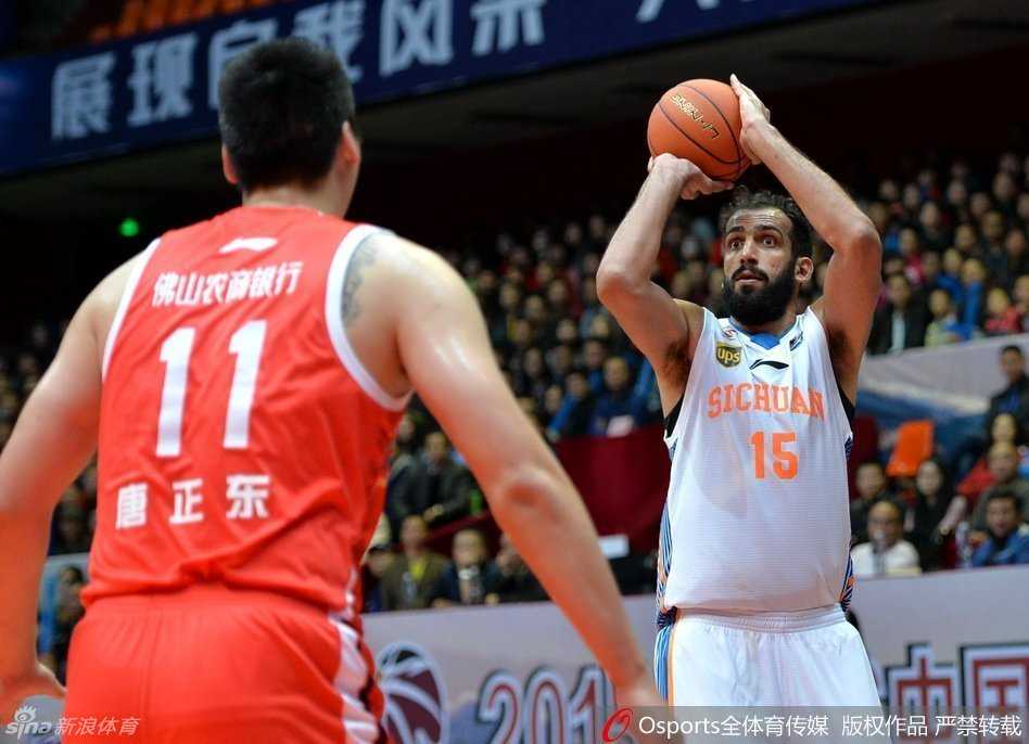 伊朗巨塔哈达迪在篮下以一敌二，面对佛山队两名防守球员的夹击，他依然高举高打，眼神中满是对胜利的渴望与亚洲第一中锋的霸气。