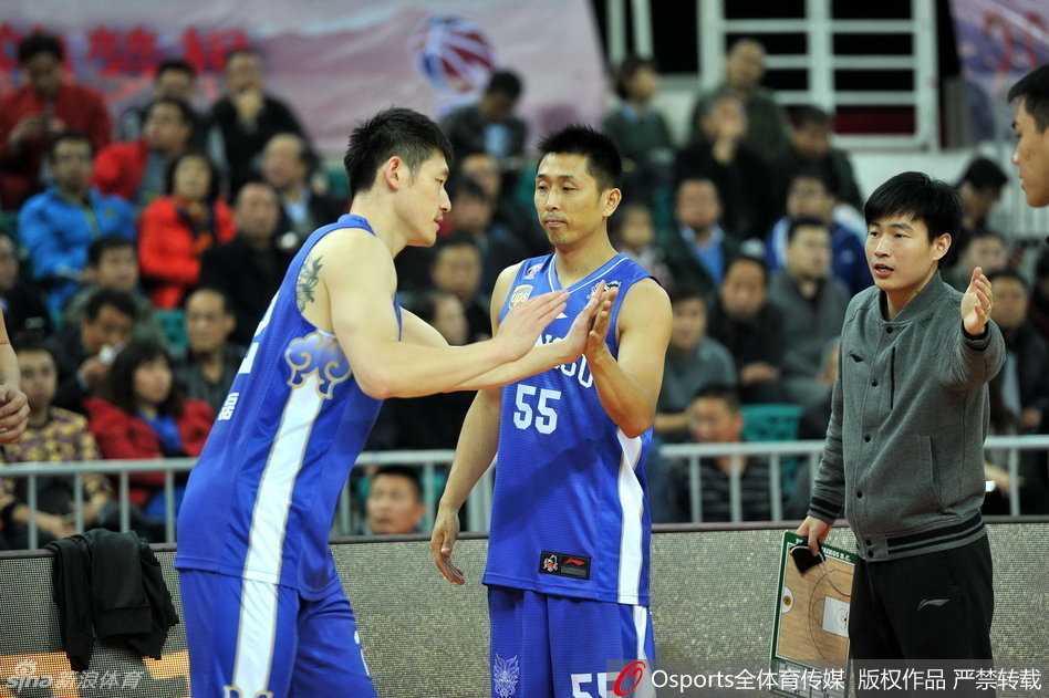 四川队球员抢断后发动快攻，前场配合完成势大力沉的双手暴扣，北控球员望球兴叹