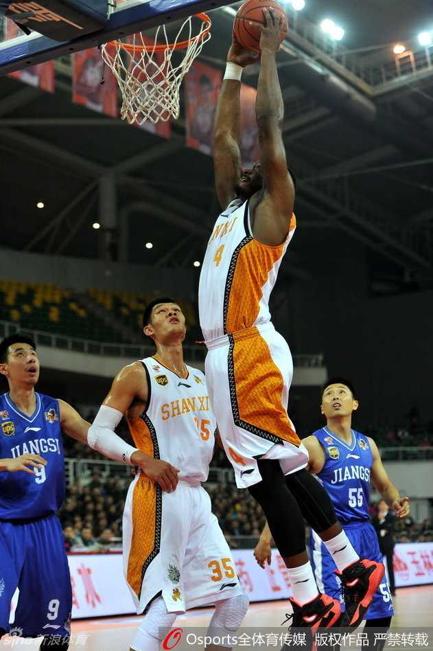 邓特蒙犹如一道白色闪电，运球快速突破北控球员的贴身防守，眼神坚毅地杀向禁区