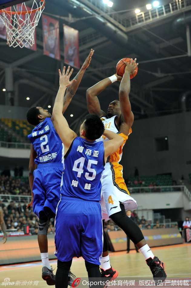 孟达在三分线外运球后突然干拔起跳，空中身体微微后仰，篮球划出优美弧线飞向篮筐