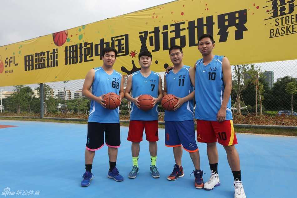 单手队的队员们摆出个性十足的造型，在篮下合影，他们不仅在比赛中证明了自己，更用独特的街头风格诠释了篮球的另一种玩法。