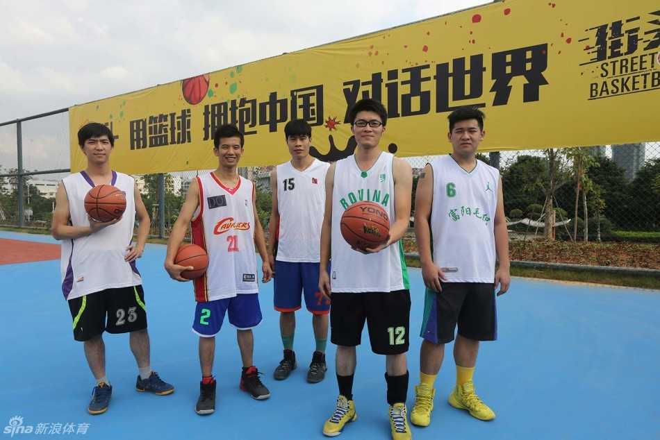 成功获得晋级资格的AOK1队与AOK2队队员们在场上合影留念，每个人的脸上都洋溢着自豪与喜悦，身后的记分牌记录着他们的拼搏成果。