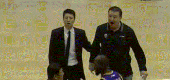 佛山队总经理刘宏疆在技术台前情绪激动，他脸色通红，手指着技术台人员大声理论，身边的安保人员和球队工作人员合力将他抱住，试图阻止他进一步的动作。