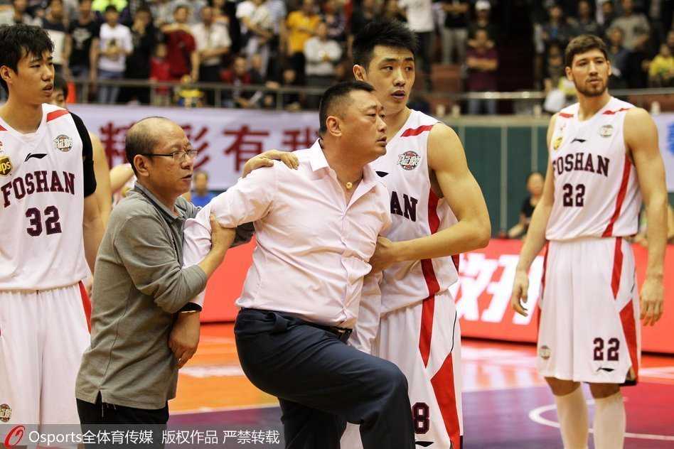 辽宁队外援哈德森面露无奈与焦急，他一边运球一边看向正在与技术台争论的教练组，队友们则纷纷围拢过来，场边的观众情绪也十分激动。