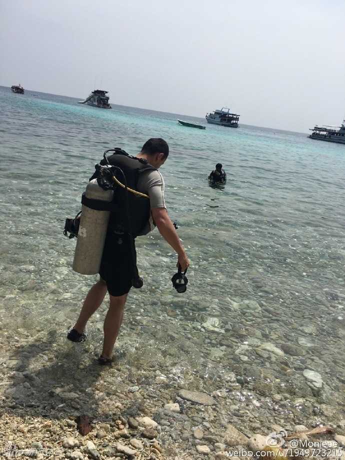 美丽热在清澈的泳池边对镜自拍，她穿着度假风的碎花裙，脸上洋溢着被爱情滋润的幸福微笑。