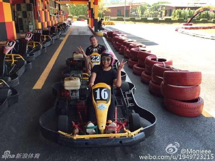 西热力江身着休闲装，在热带花园里与大象进行了一次温情的亲密接触，画面既新奇又充满乐趣。