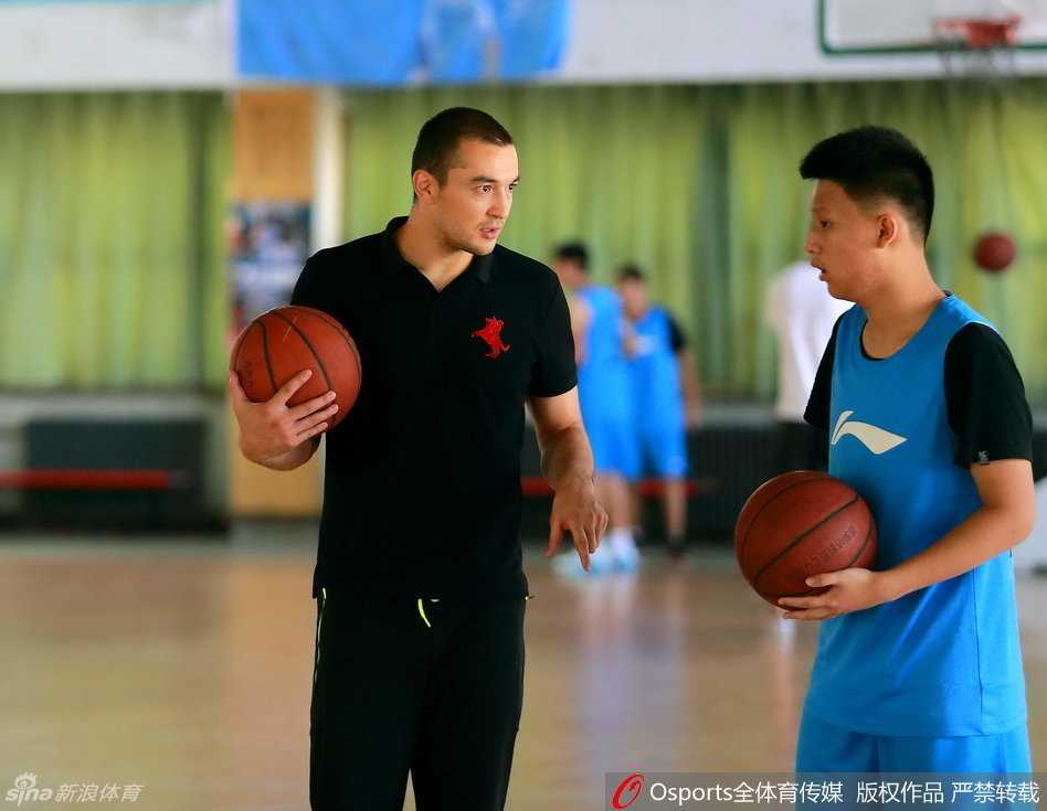 西热力江微微俯身，目光如炬地盯着小学员的每一个动作，嘴里不停地叮咛着细节