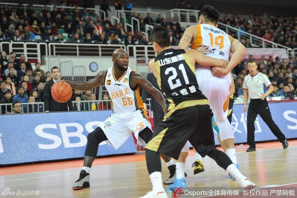 迎着防守人，琼斯高高跃起，在空中展现惊人的滞空能力，时间仿佛在那一刻变慢，他在对手的指尖上完成了一记飘逸的左手上篮。