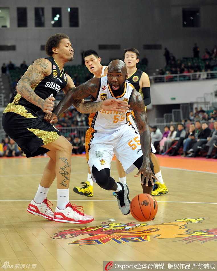 拼尽全力的瞬间，琼斯与对方后卫双双倒地，两人的手却依然伸向篮球，眼神中充满了对球权的无限渴望，这正是篮球比赛最纯粹的写照。